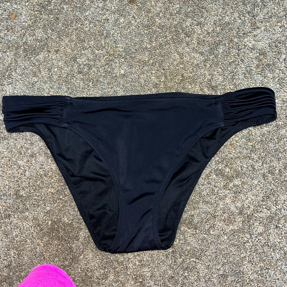 ♣️ Black Shade & Shore bikini bottoms
• size Medium